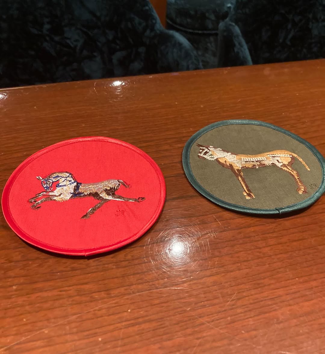 当店のコースターです✨ 馬の刺繍が施されてます🎠 よく見ると絵柄が違いますね👀 白馬のコースターの方は良い事あるカモです🙆♀️ 中洲 クラブのようなスナ